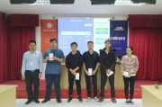 Ông Nguyễn Thế Hùng - CEO VINADES trao quà kỷ niệm cho sinh viên xuất sắc tại lớp học