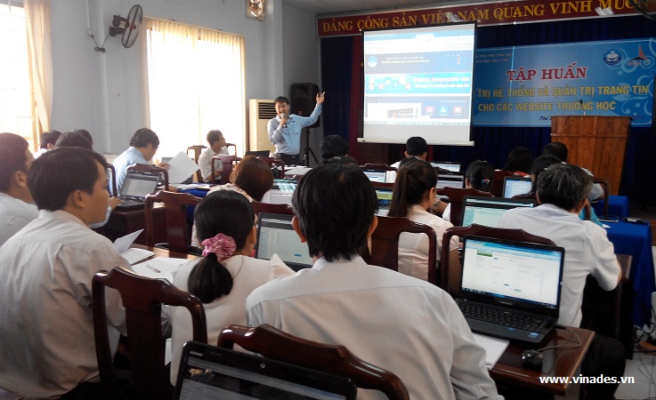 Lớp tập huấn cho các giáo viên tiểu học và THCS