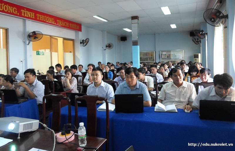 Lớp tập huấn cho các giáo viên tiểu học và THCS