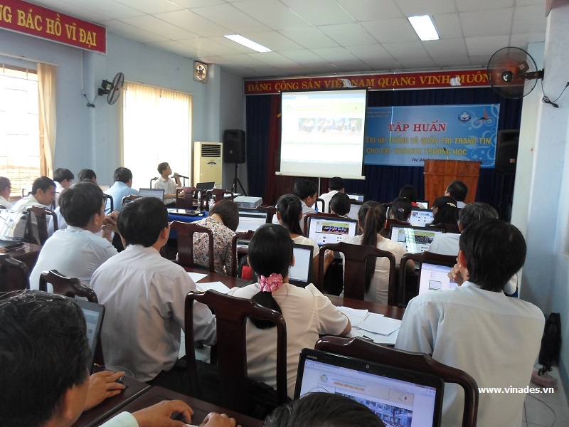 Lớp tập huấn cho các giáo viên tiểu học và THCS
