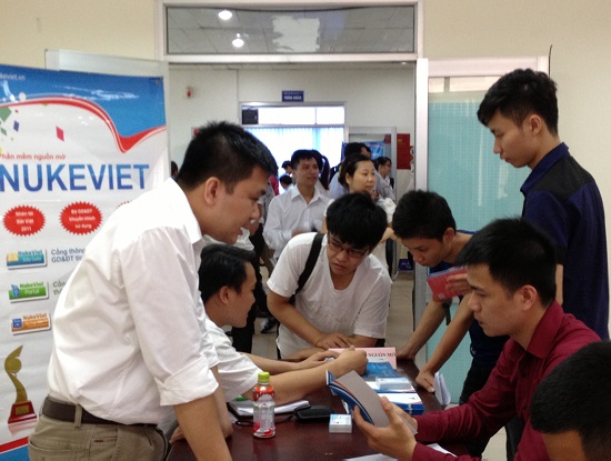 Công ty VINADES tuyển dụng tại hội chợ nhân lực 2014 Ảnh: X.B