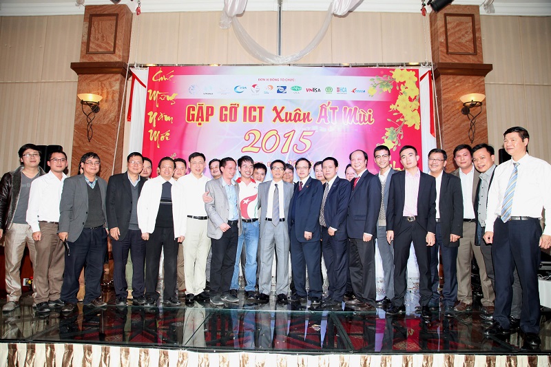 Phó thủ tướng chụp hình lưu niệm cùng các doanh nghiệp