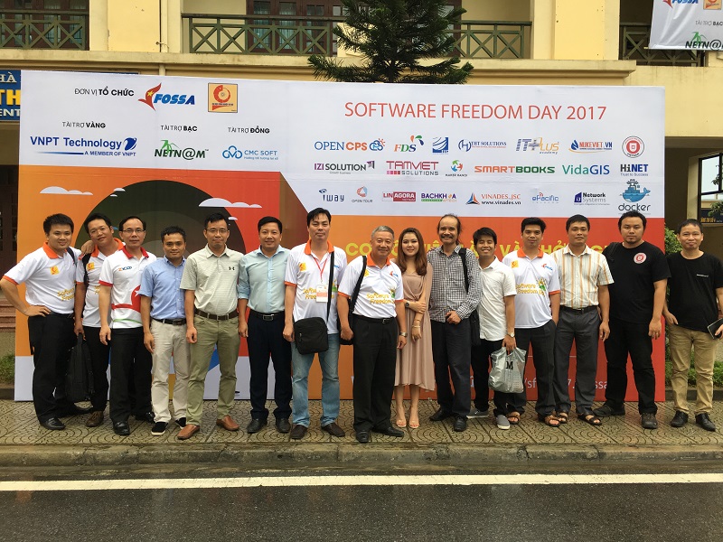 Mọi người Chụp ảnh lưu niệm sfd 2017 ở sân trường ĐH CN HN