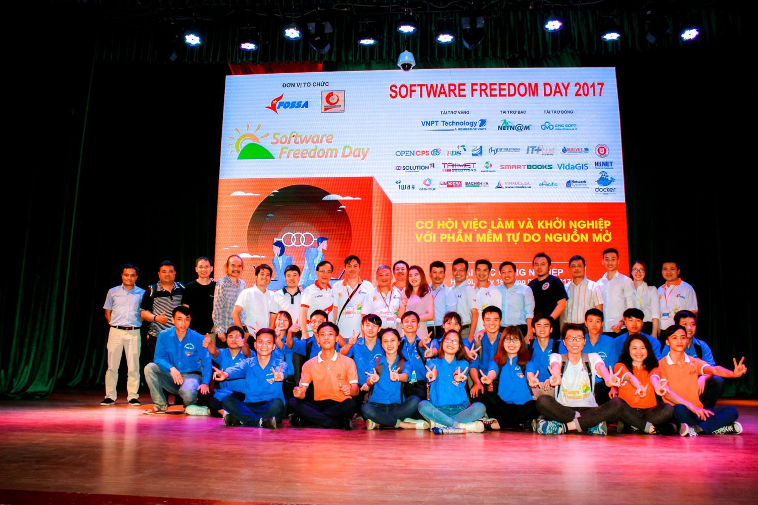 Ban tổ chúc, diễn giả và các tình nguyện viên chụp ảnh lưu niệm tại SFD 2017