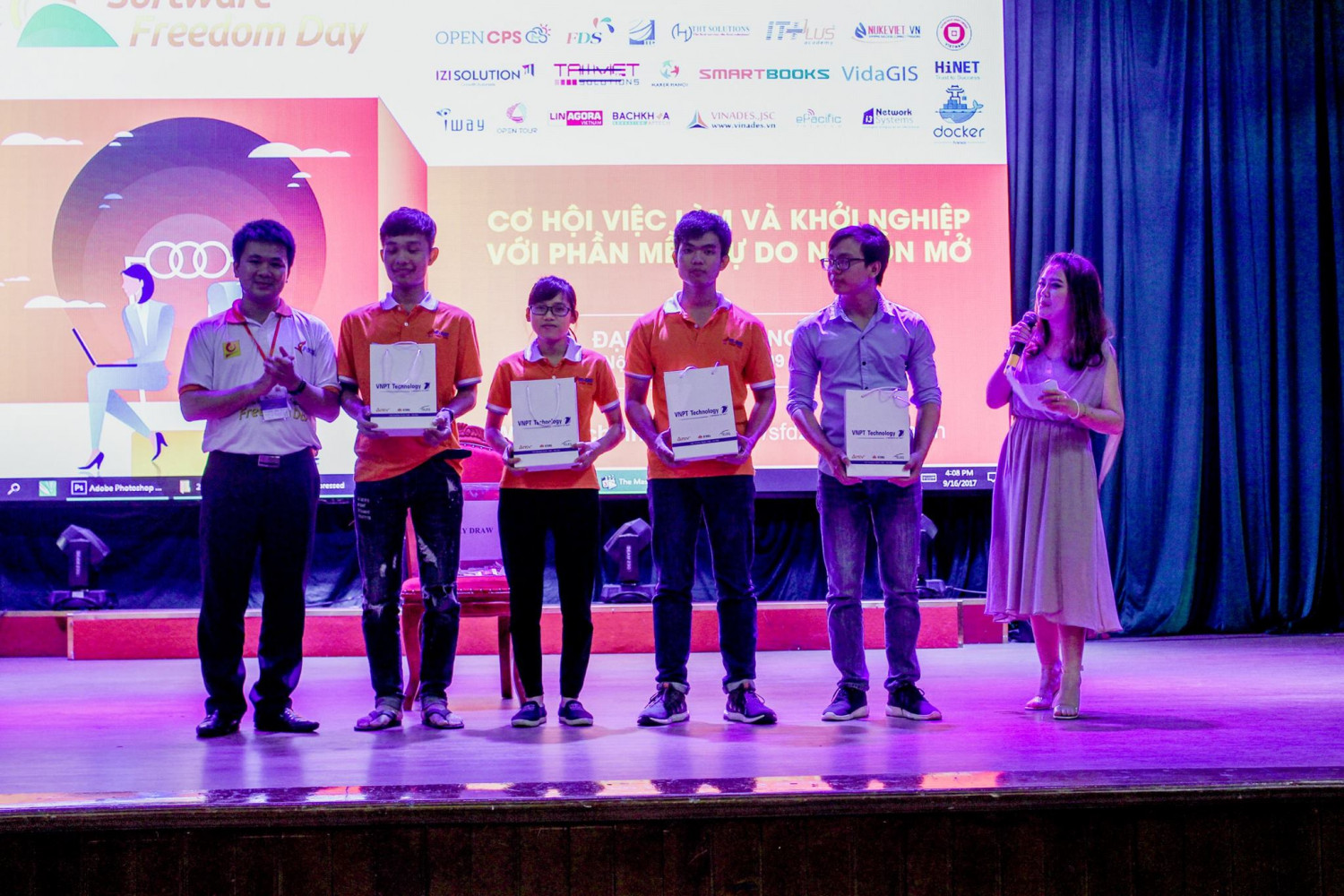 Anh Nguyễn Thế Hùng, Phó chủ tịch VFOSSA - CLB Phần mềm Tự do Nguồn mở Việt Nam, CEO VINADES - Công ty cổ phần phát triển nguồn mở Việt Nam bốc thăm và trao 4 phần quà may mắn là 4 đầu kỹ thuật số từ nhà tài trợ VNPT Technology.