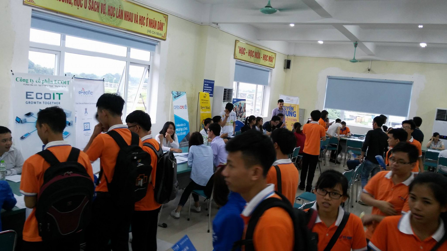 Không gian tư vấn việc làm, tuyển dụng