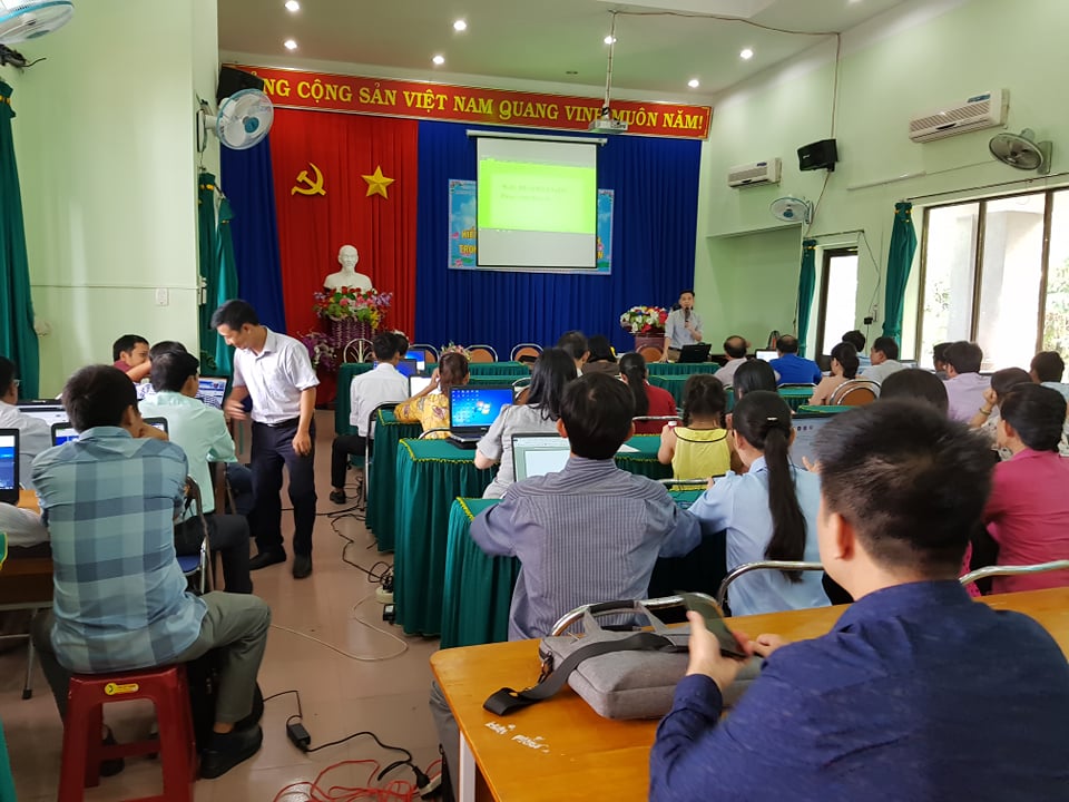 Lê Minh Trí – Cán bộ PGD hỗ trợ và dặn dò các học viên