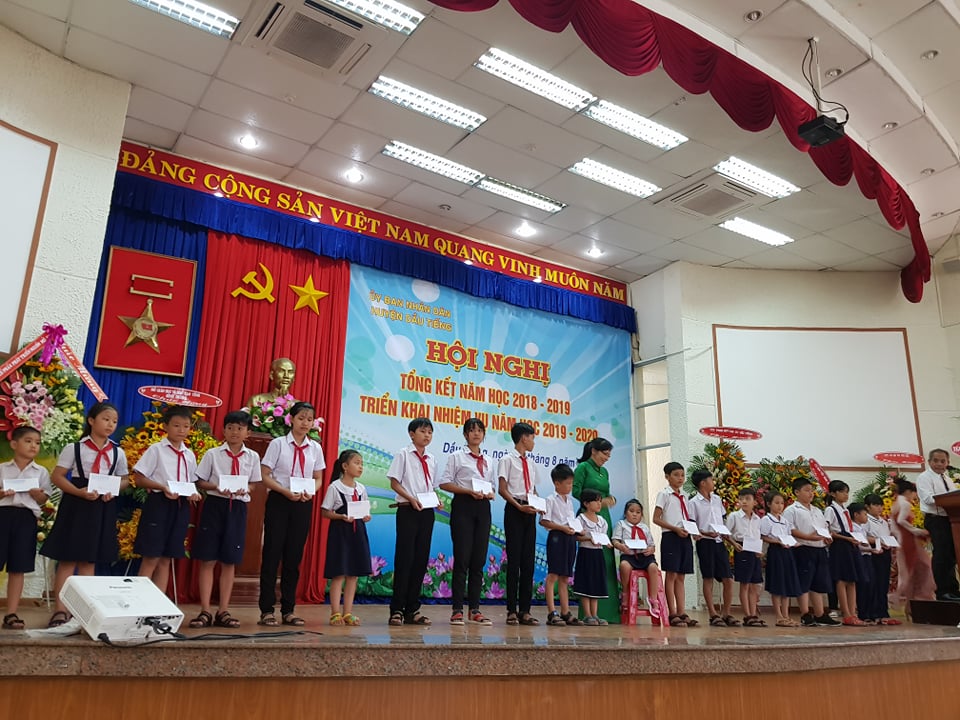 PGD trao học bổng cho các học sinh đạt thành tích xuất sắc trong năm học vừa qua