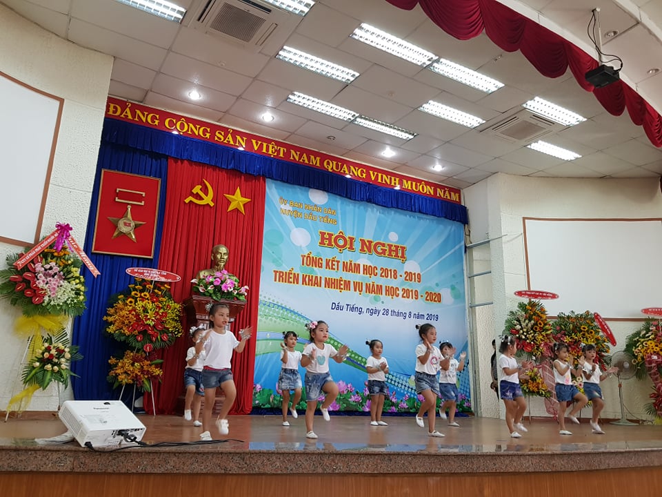 Tiết mục văn nghệ chúc mừng PGD Dầu Tiếng trong Hội nghị tổng kết năm học