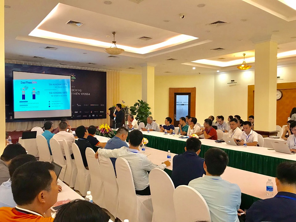 Ông Nguyễn Thế Hùng, Tổng giám đốc Công ty VINADES giới thiệu 2 sản phẩm phục vụ chuyển đổi số của VINADES gồm Hệ sinh thái đấu thầu và giải pháp Autoweb tại tọa đàm bàn tròn 'Xây dựng hệ sinh thái dịch vụ của các doanh nghiệp thành viên VFOSSA'.
