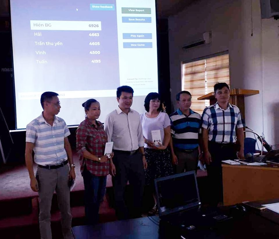 VINADES trao quà từ chương trình Bệ phóng Việt Nam Digital 4.0 cho PGD Hà Đông