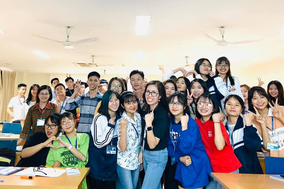 Chị Trần Thị Nhài - CEO Beauty Dental, chụp ảnh cùng các bạn sinh viên Đại học Thăng Long sau bài giảng về Kỹ năng lãnh đạo và thể hiện bản thân