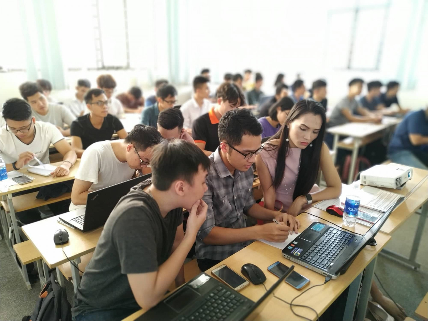 Không khí làm việc nhóm rất tập trung của các bạn sinh viên