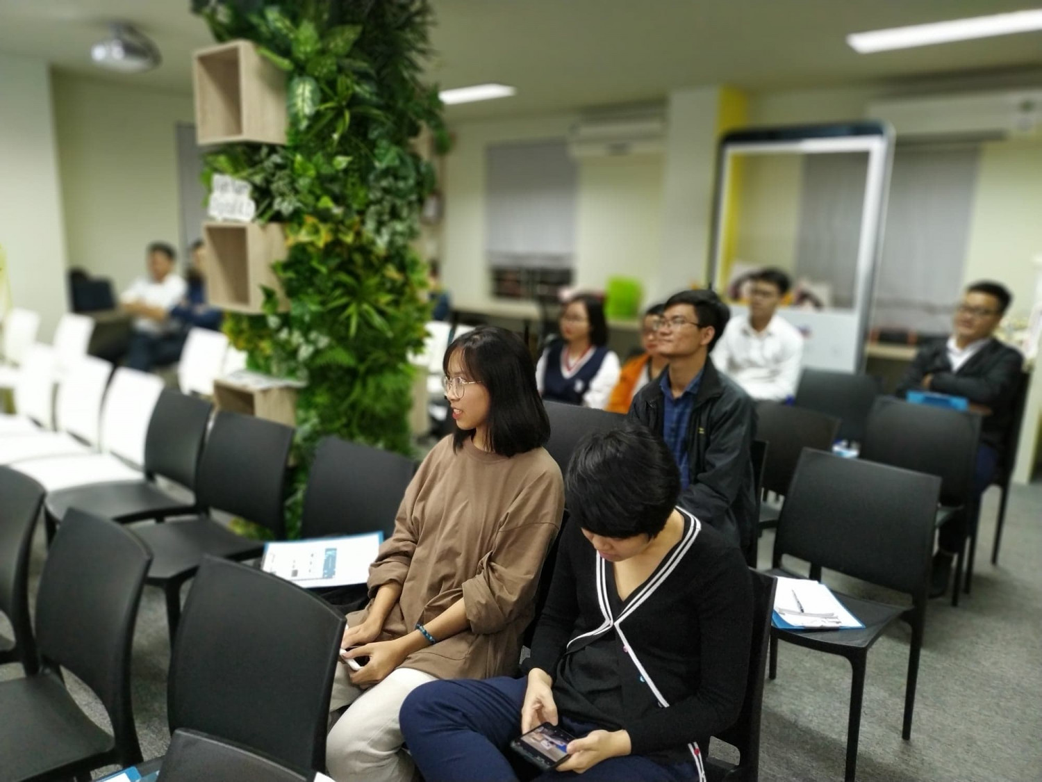 Các buổi học được diễn ra tại trung tâm chính ở Hà Nội là tầng 6, Lake View Building, D10 Giảng Võ, Ba Đình