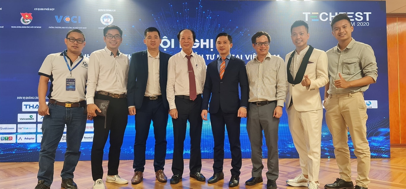 Các đội startup và Dauthau info chụp ảnh kỷ niệm cùng ban giám khảo trong 1 sự kiện bên lề của Techfest 2020