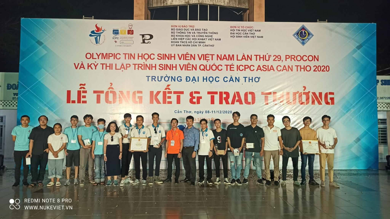 dai dien cong ty vinades cung cac doi thi chup anh ky niem tai buoi le tong ket va trao giai thuong