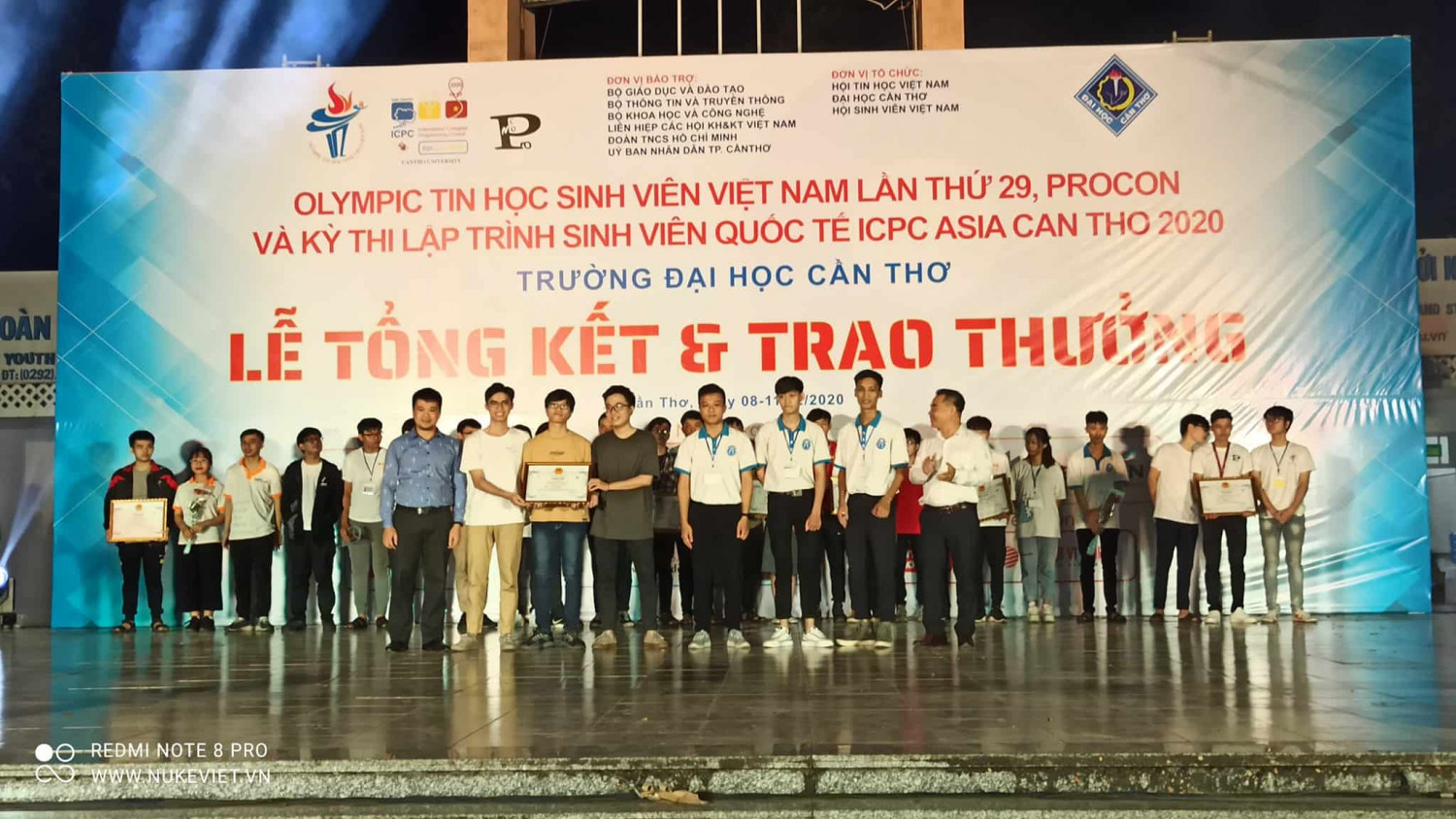 tgd cong ty vinades ong nguyen the hung trao giai thuong cho cac doi dat giai o hang muc phan mem nguon mo