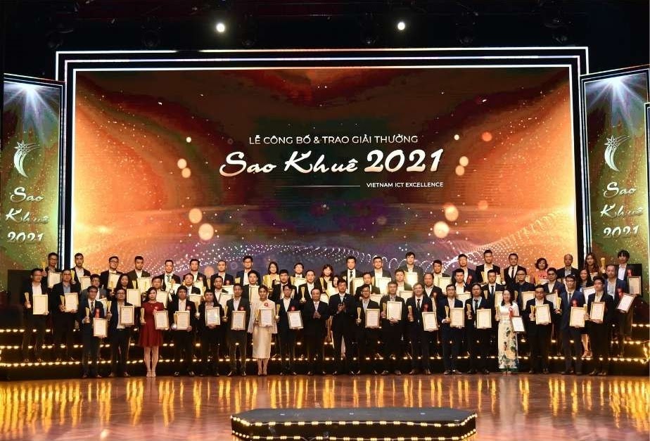 dauthau info nhận cúp Sao Khuê (2)
