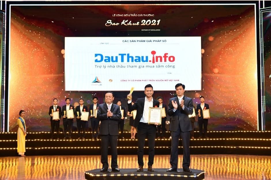 Ông Phạm Đức Tiến, CMO Công ty VINADES, đại diện dự án DauThau.info nhận giải Sao Khuê 2021