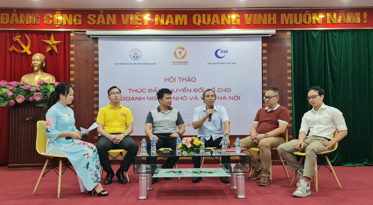 Các khách mời trao đổi tại buổi hội thảo