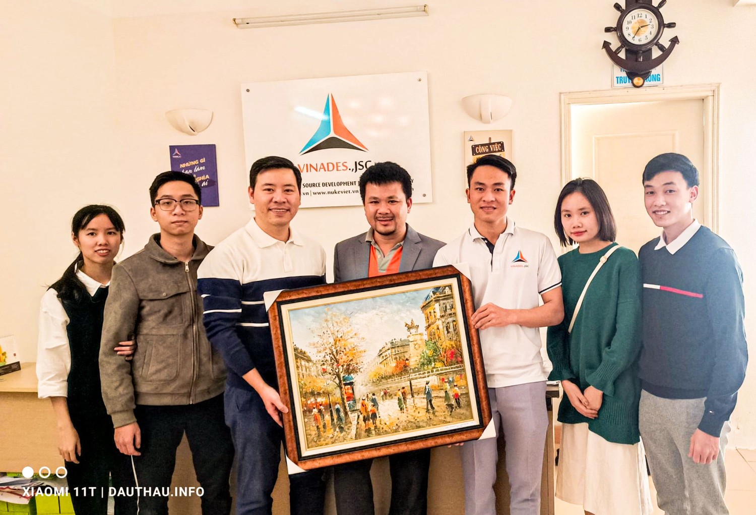 Đoàn thực tập tặng quà kỷ niệm cho công ty