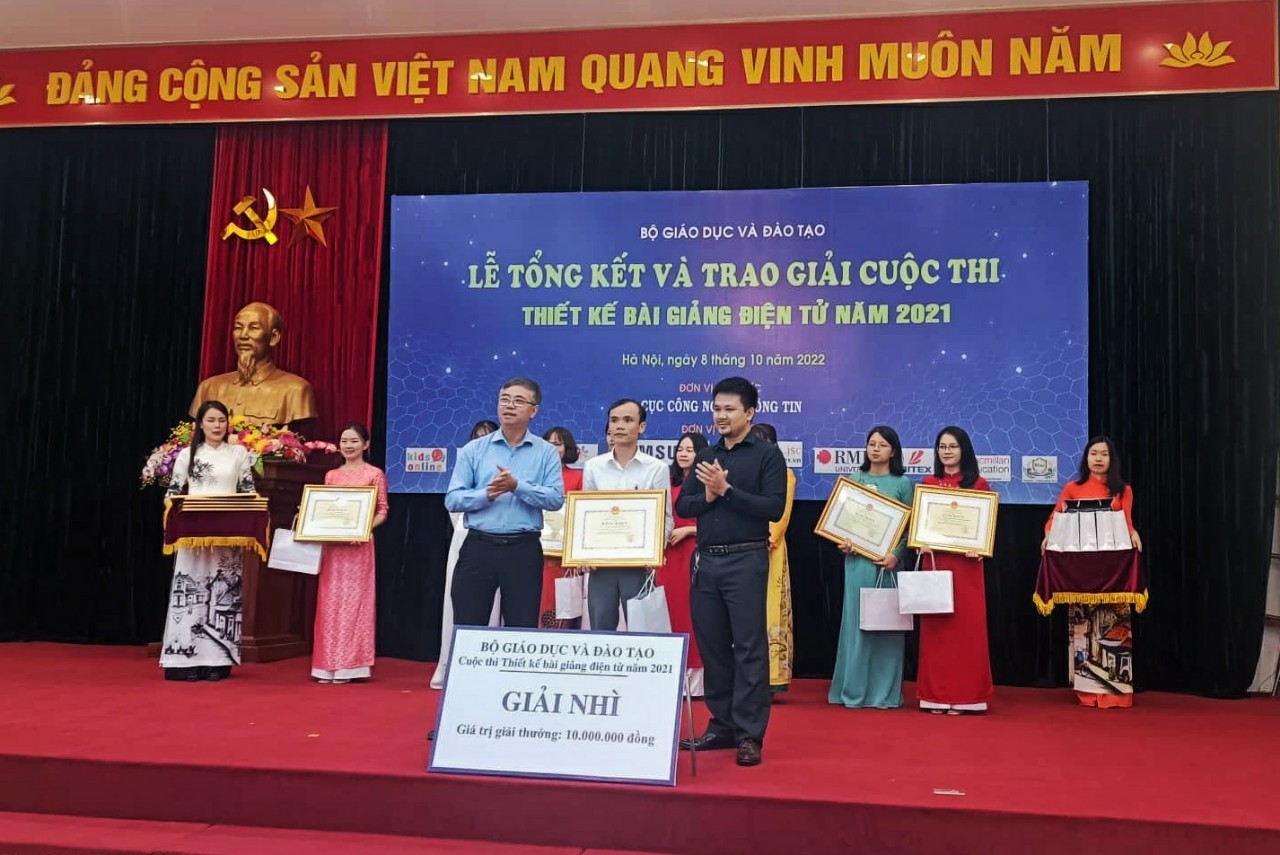 anh nguyen the hung tong giam doc cong ty vinades trao giai cho thi sinh