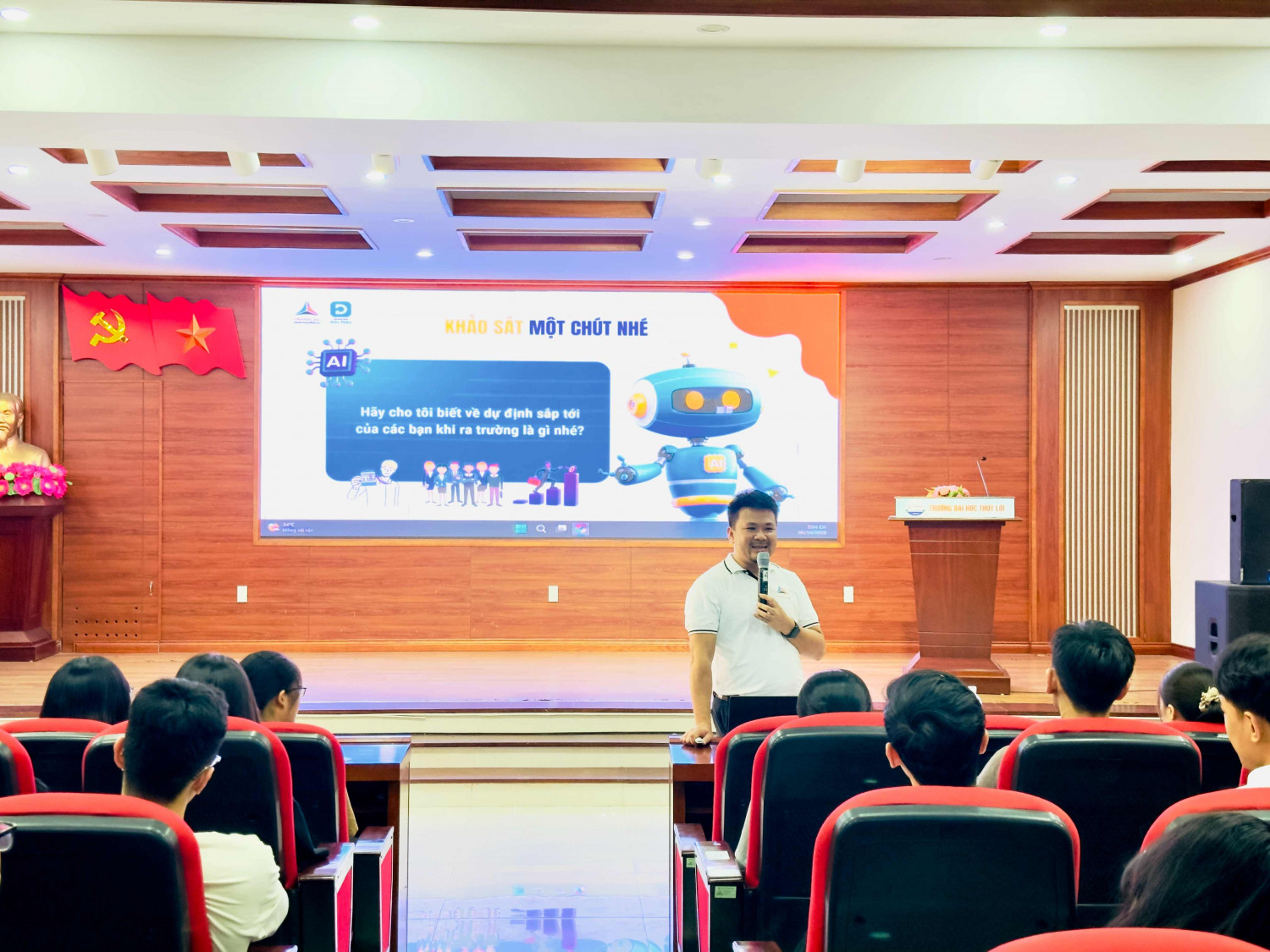 Anh Nguyễn Thế Hùng đặt câu hỏi khảo sát dành cho các bạn sinh viên