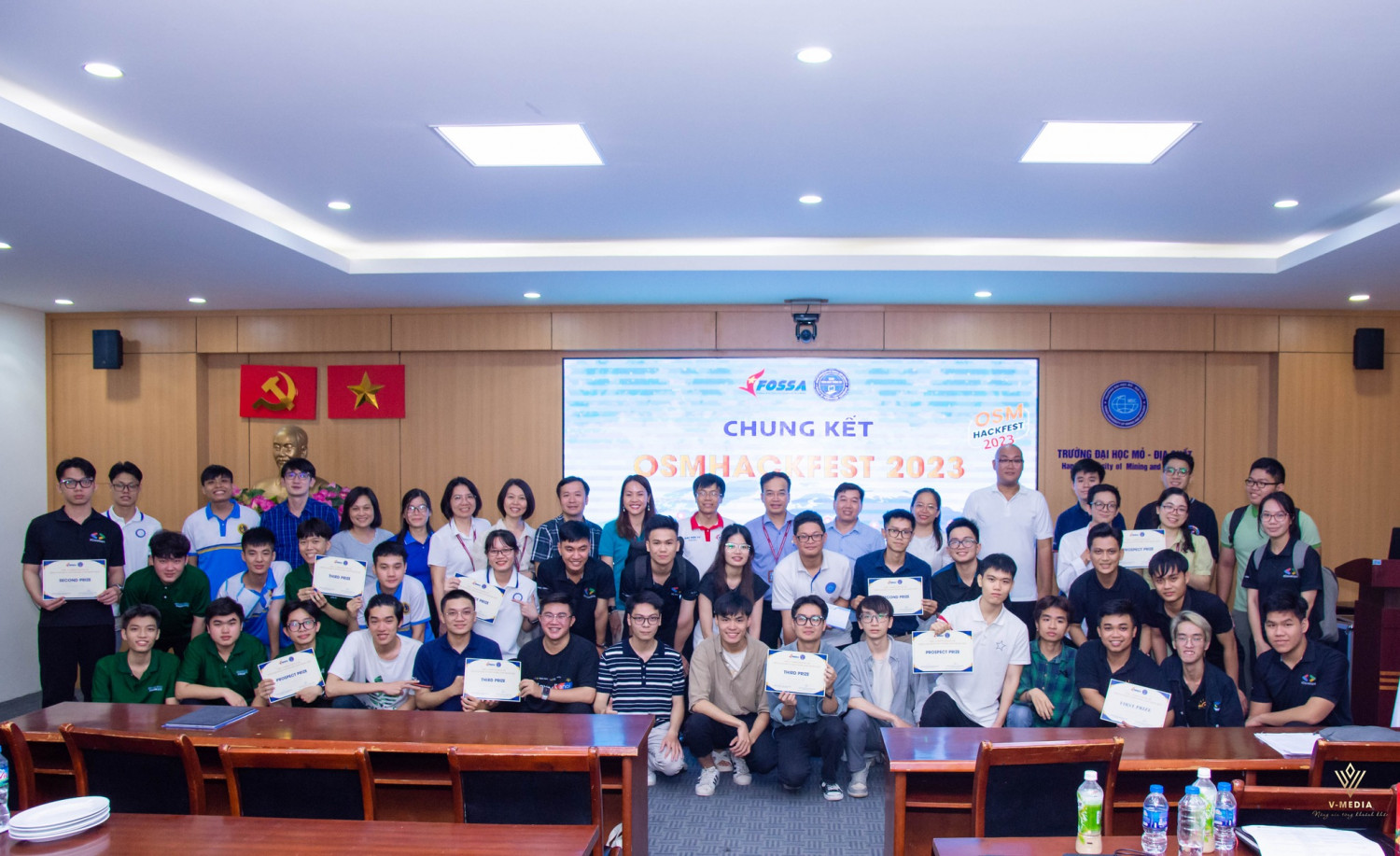 Ban tổ chức chụp cùng các đội thi đạt giải