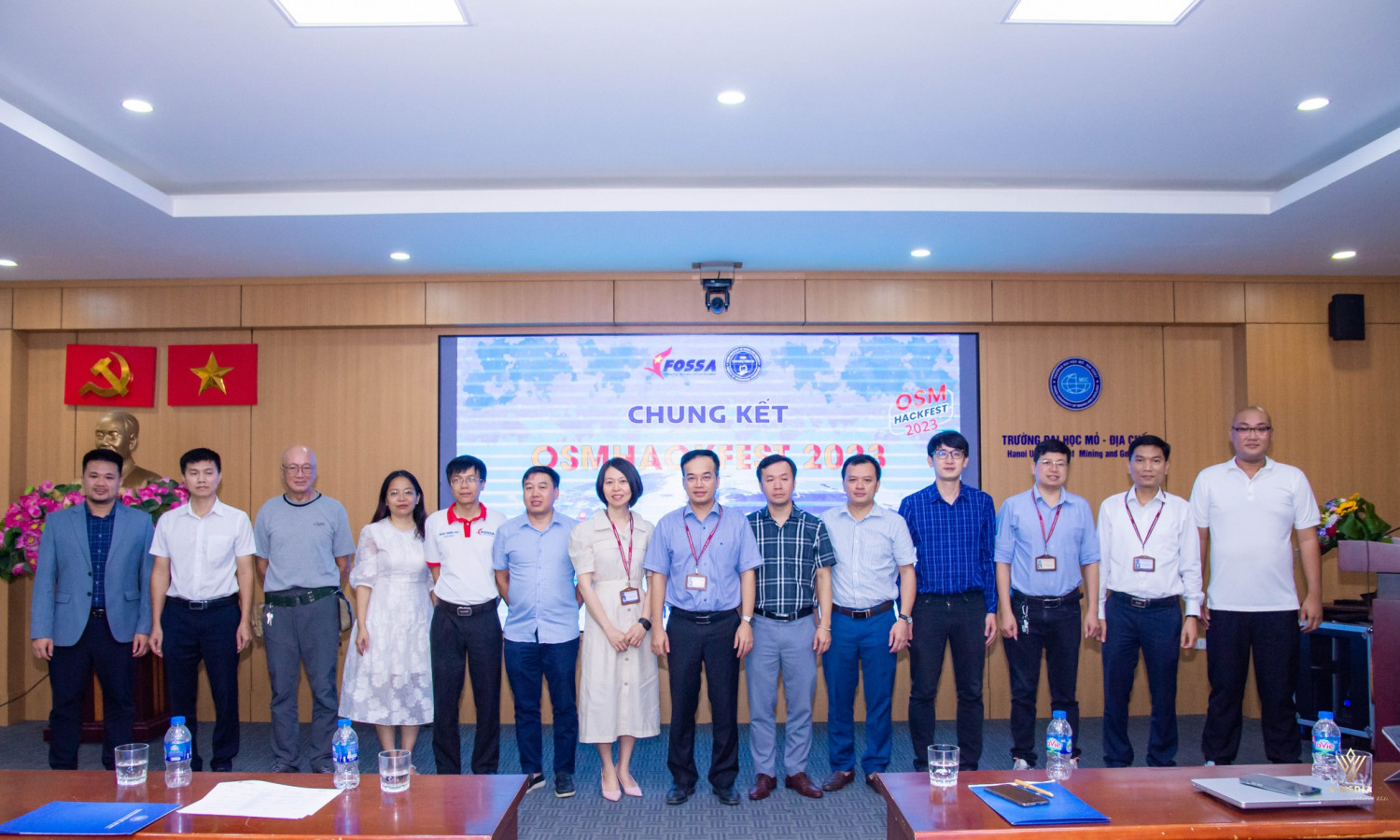 Đại diện VINADES anh Nguyễn Thế Hùng (ngoài cùng bên trái) chụp cùng ban tổ chức và đại diện các nhà tài trợ khác