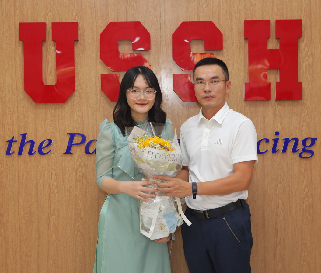 Đại diện công ty VINADES tới tặng hoa, chúc mừng các nhân sự nhân ngày lễ tốt nghiệp Đại học
