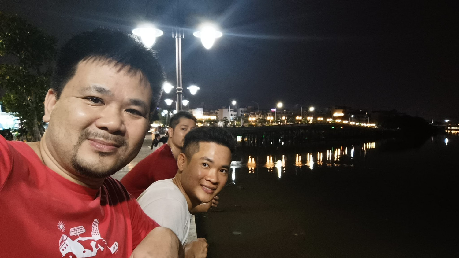 Tổng giám đốc Nguyễn Thế Hùng (người đầu tiên) chạy bộ tập thể dục buổi tối