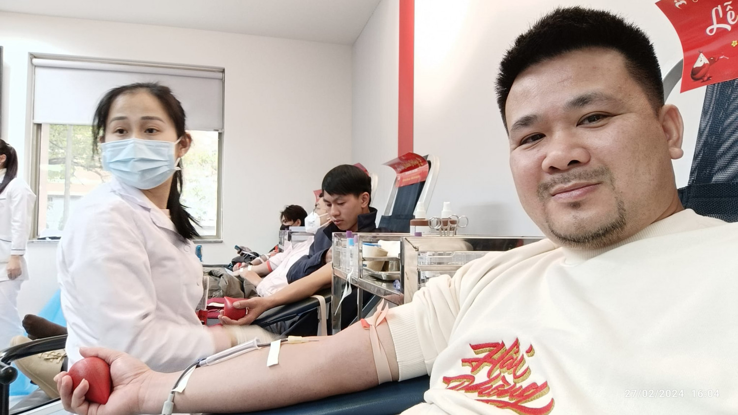 Anh Nguyễn Thế Hùng Tổng giám đốc VINADES tham gia hiến máu nhân dịp Lễ hội Xuân Hồng vào tháng 02 2024 vừa qua