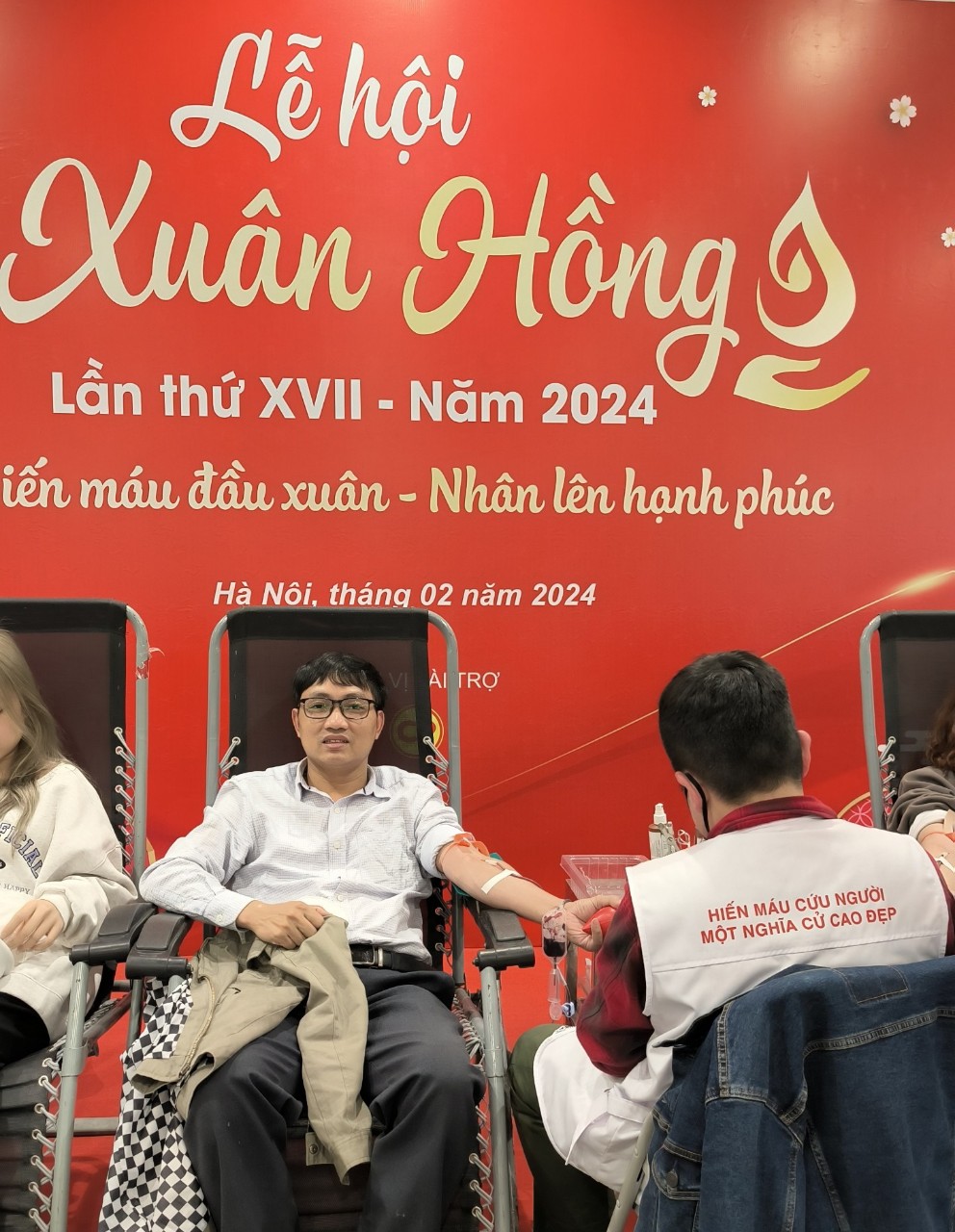Anh Vũ Văn Thảo Trưởng phòng hạ tầng cũng tham gia Lễ hội Xuân Hồng, hưởng ứng phong trào hiến máu nhân đạo
