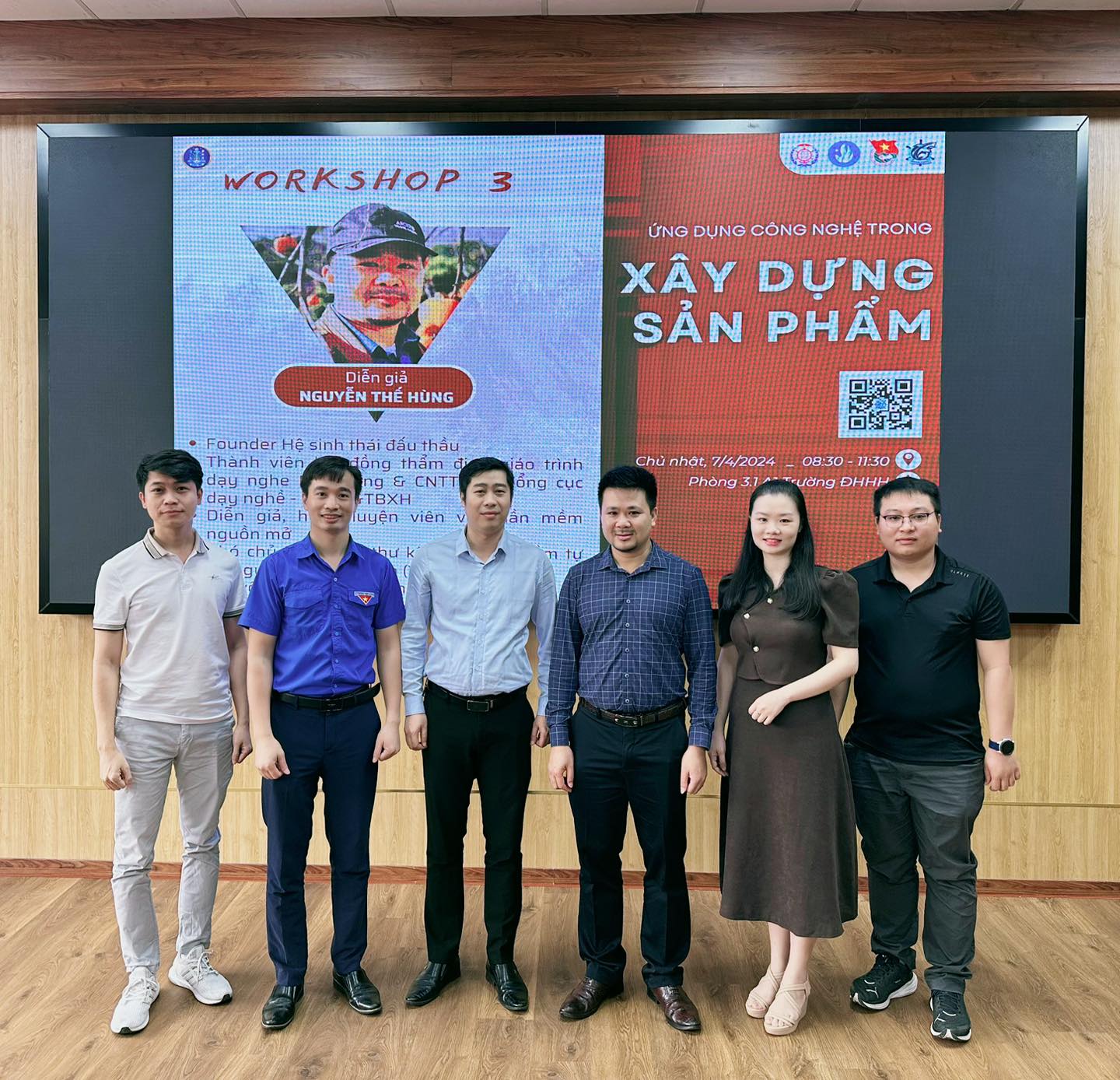 Anh Hùng (thứ 3 bên phải sang) chụp ảnh lưu niệm cùng Ban tổ chức cuộc thi “VMU Startup 2024”