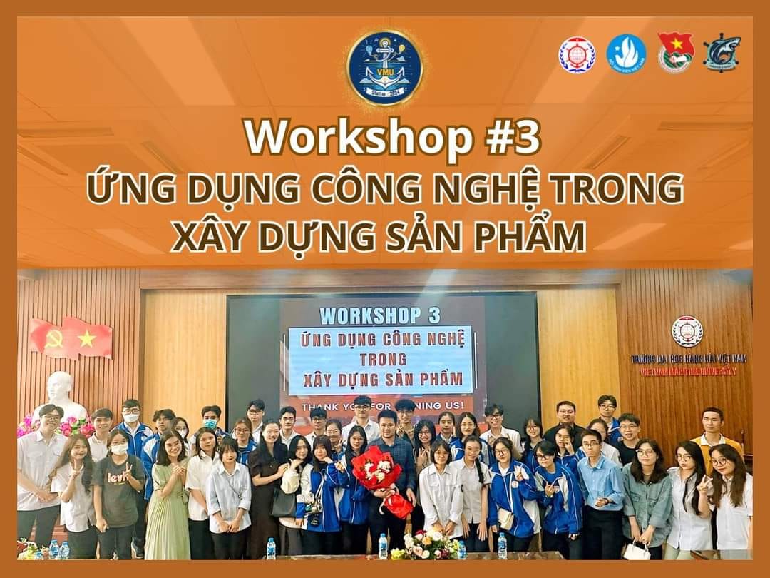 Anh Nguyễn Thế Hùng chụp ảnh lưu niệm cùng các bạn sinh viên tại buổi Workshop 3