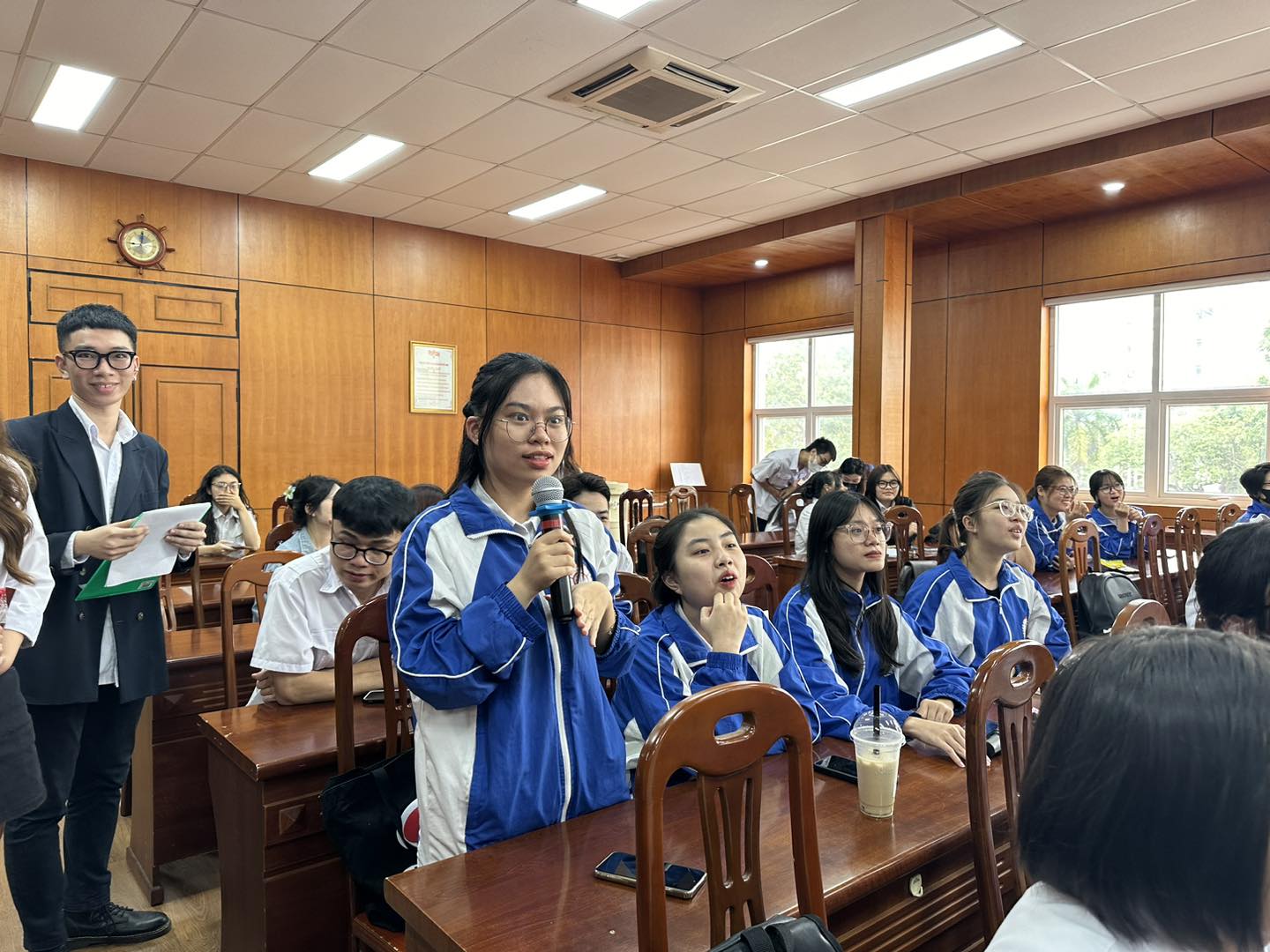 Các bạn sinh viên đặt câu hỏi nhờ diễn giả giải đáp trong buổi Workshop 3 1
