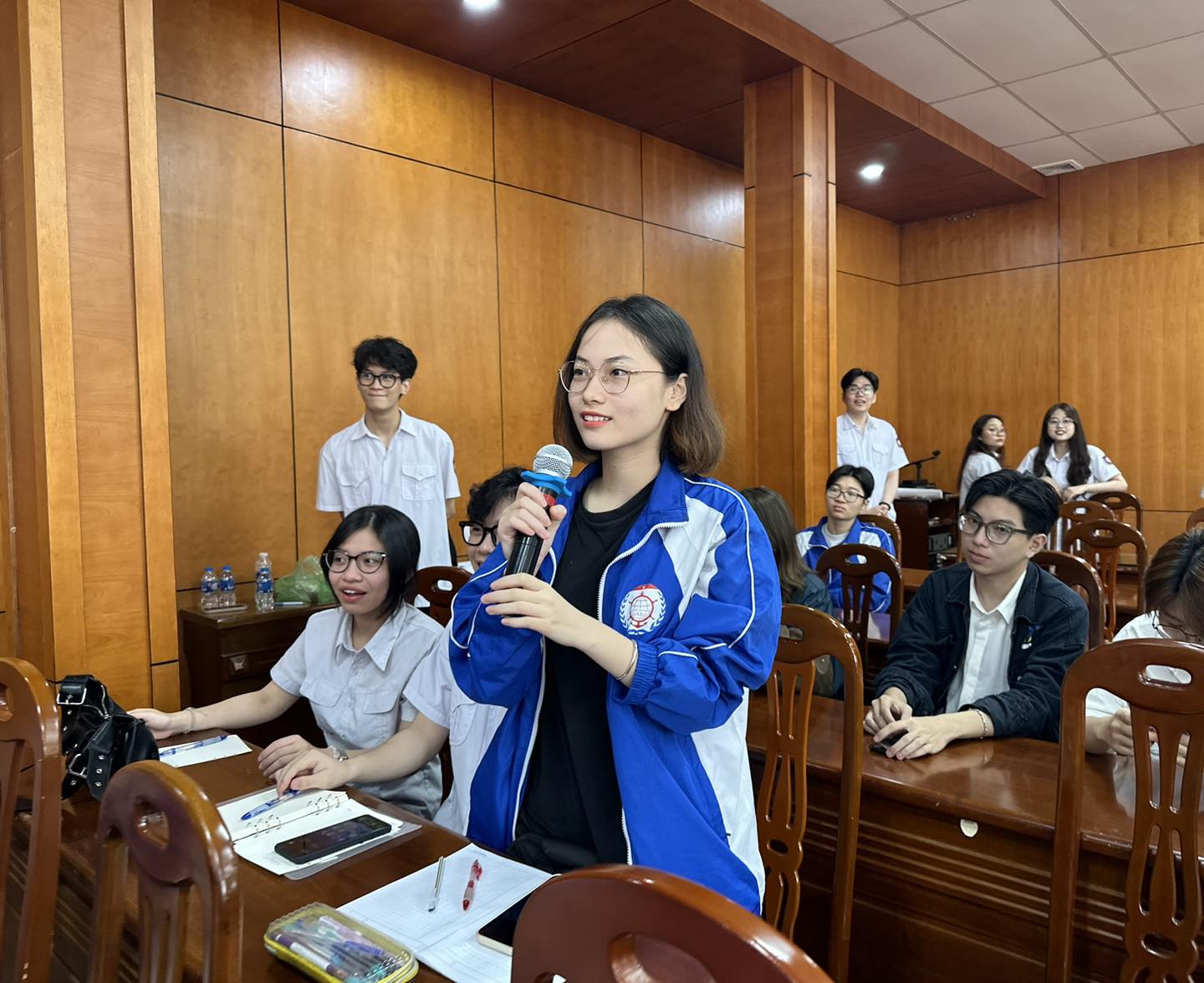 Các bạn sinh viên đặt câu hỏi nhờ diễn giả giải đáp trong buổi Workshop 3