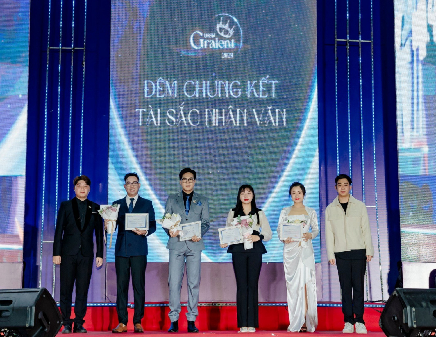 Đại diện VINADES nhận hoa và giấy chứng nhận từ Ban tổ chức (thứ 3 từ phải sang)