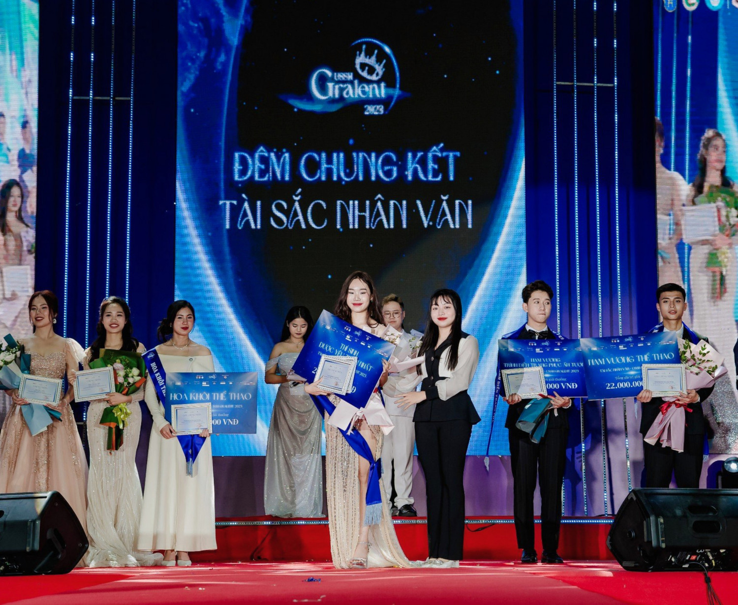 Đại diện VINADES trao hoa và phần quà cho thí sinh được yêu thích nhất