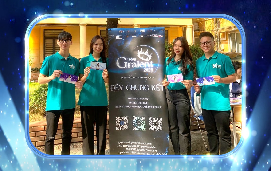Standee có mã QR Landing page tại một số điểm trong khuôn viên trường