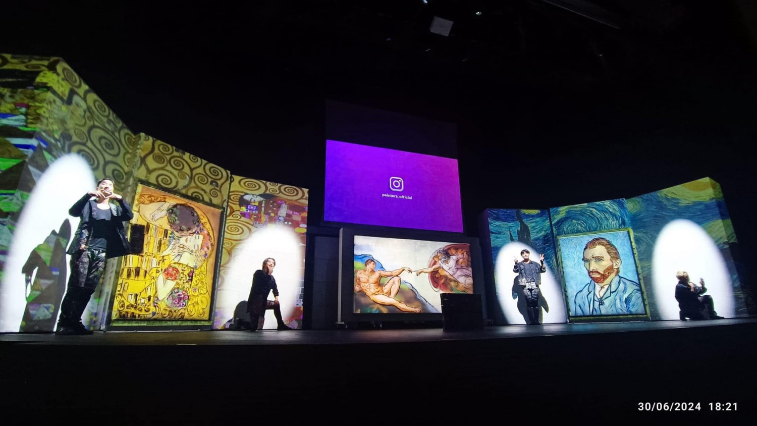 Các anh chị em VINADES thưởng thức “The Painters Hero Show” trong chuyến du lịch tại Hàn Quốc