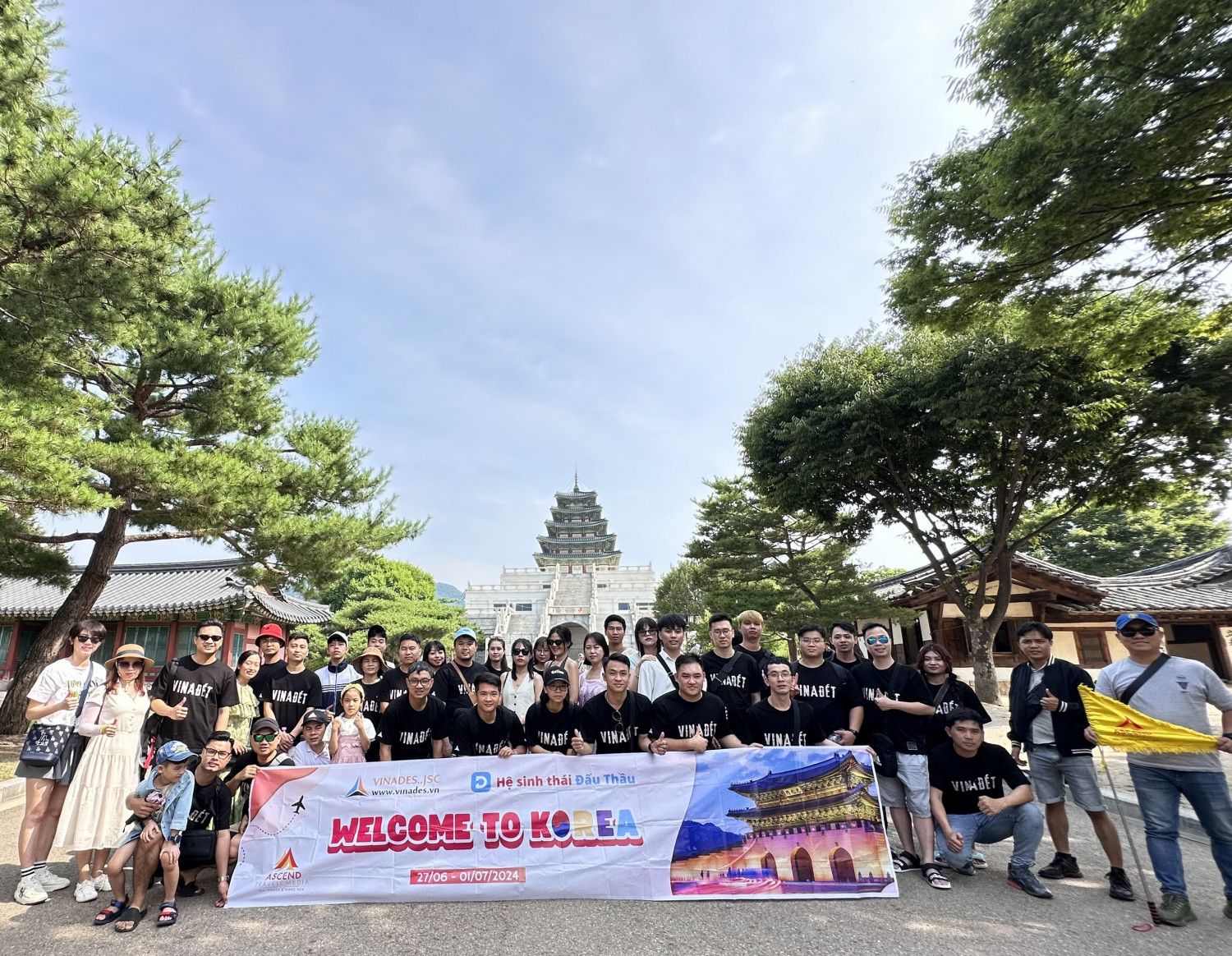 Các thành viên VINADES tại Cung điện Gyeongbok