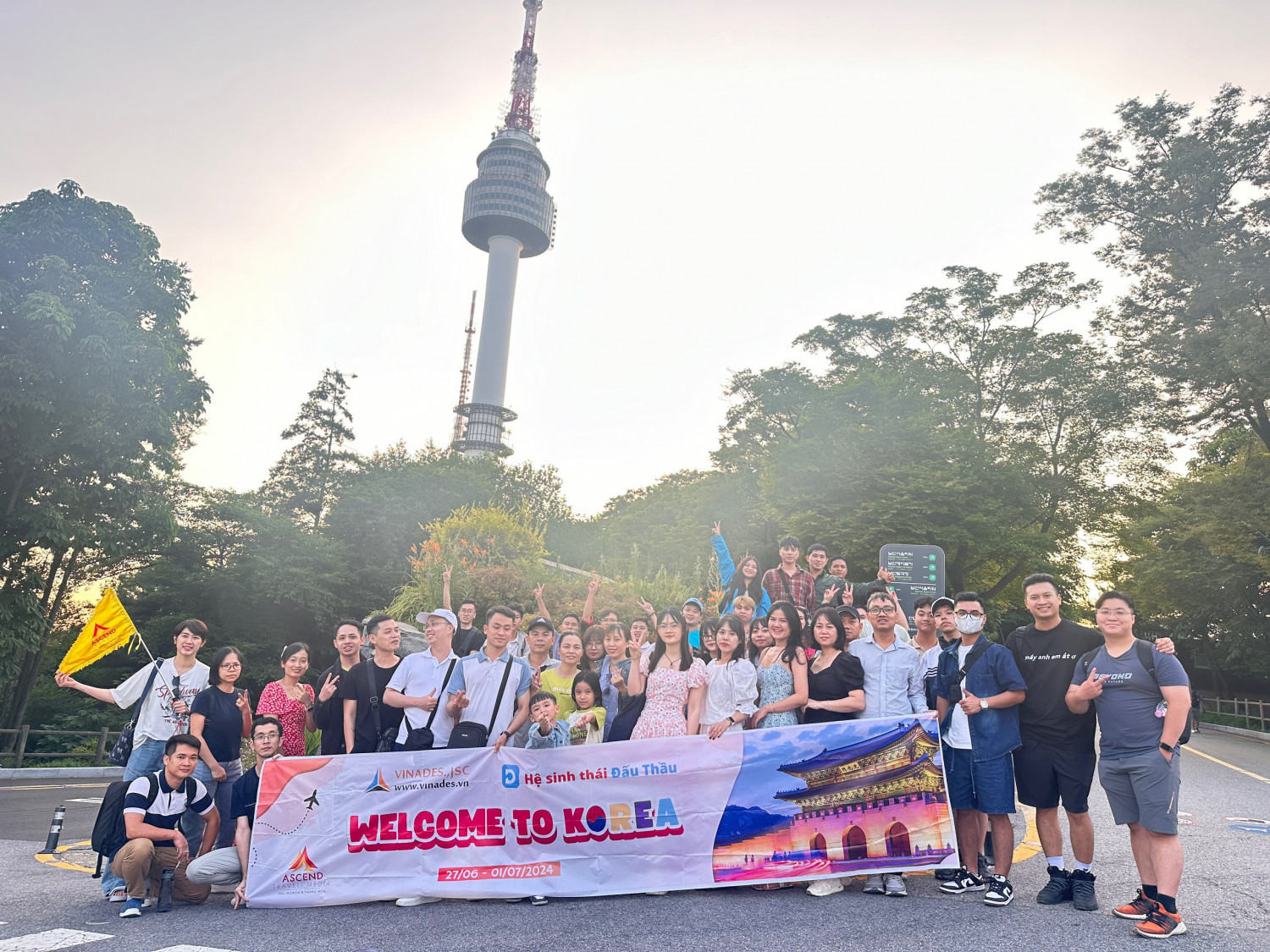 Các thành viên VINADES tại Tháp truyền hình Namsan