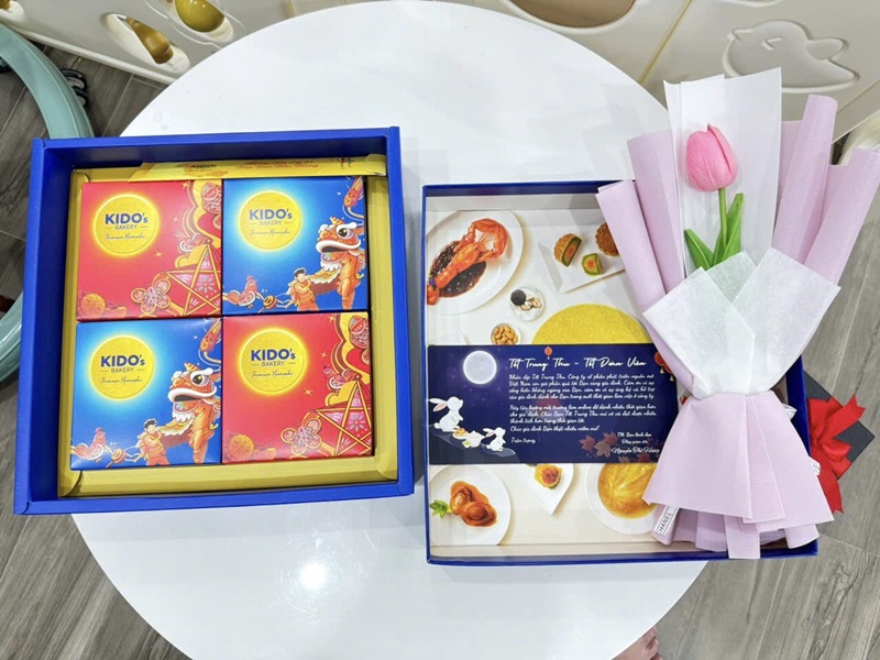 Hình ảnh đập hộp quà trung thu bên cạnh bó hoa xinh xắn của anh Trần Thanh Tùng Nhân viên kỹ thuật 6
