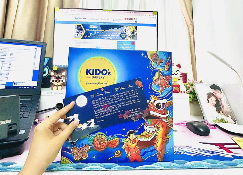 Hình ảnh quà trung thu VINADES trên chiếc bàn làm việc xinh xắn của bạn Trần Thị Như Yến Nhân viên kinh doanh thuộc Team SALE 3 3