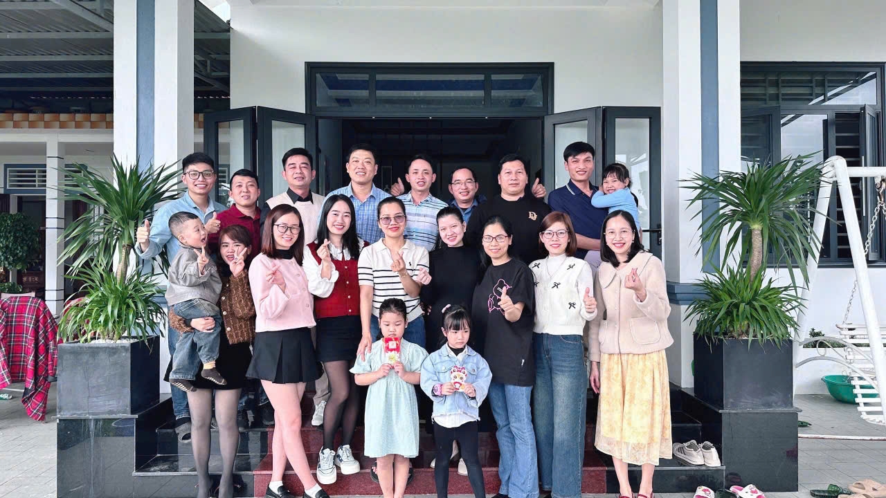 doan quang tri gom nhan su cong ty va nguoi than gap mat dau nam moi 2025