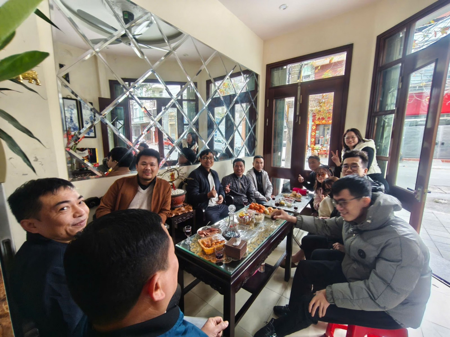 tham va chuc tet gia dinh chi vu thi hao nhan vien sale