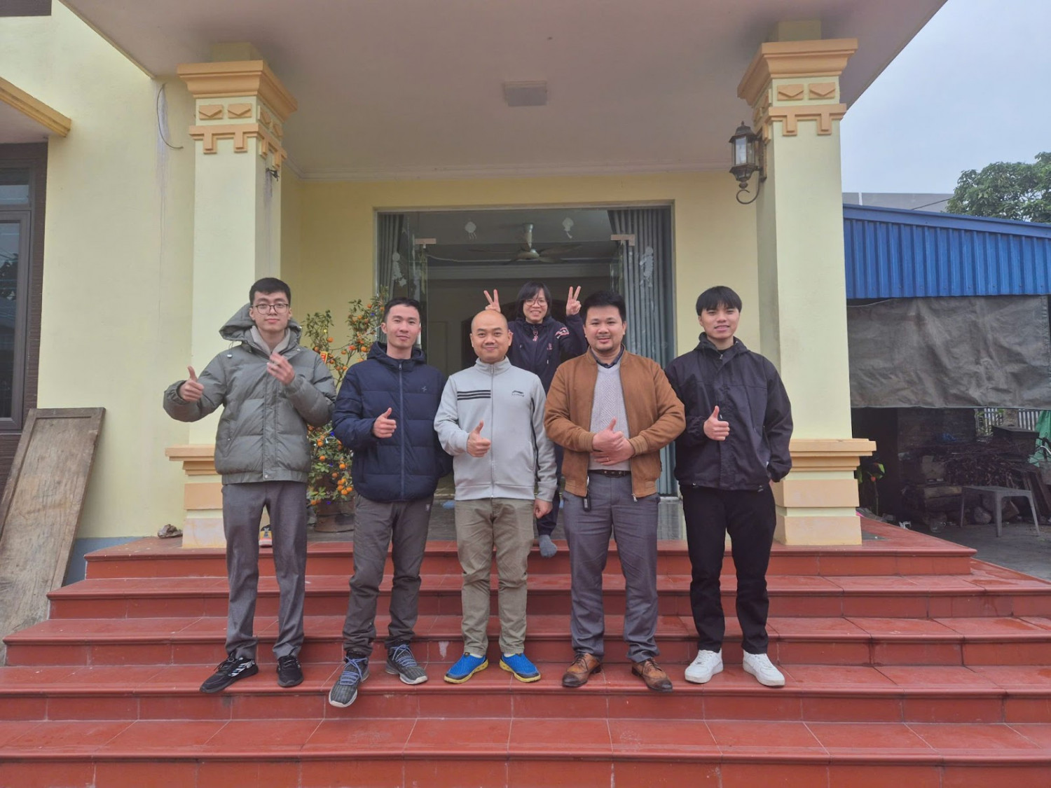tham va chuc tet gia dinh nha chi hoang thi thoa nhan vien sale