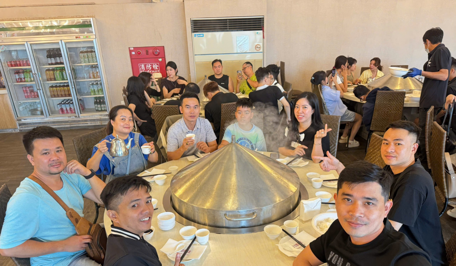 Các thành viên VINADES thưởng thức bữa trưa với món lẩu lồng hấp