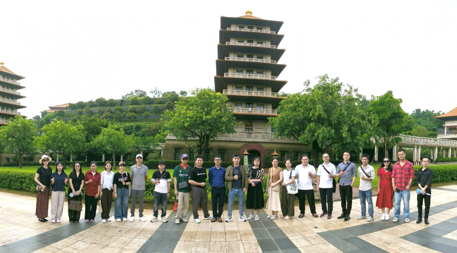 Đại gia đình VINADES chụp hình kỷ niệm tại Phật Quang Sơn